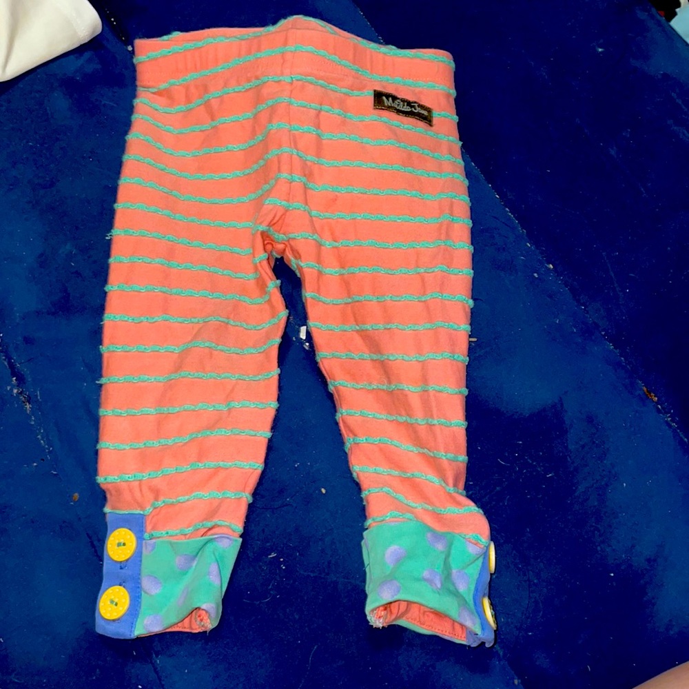 Cute little leggings with buttons on the ankles barely worn
